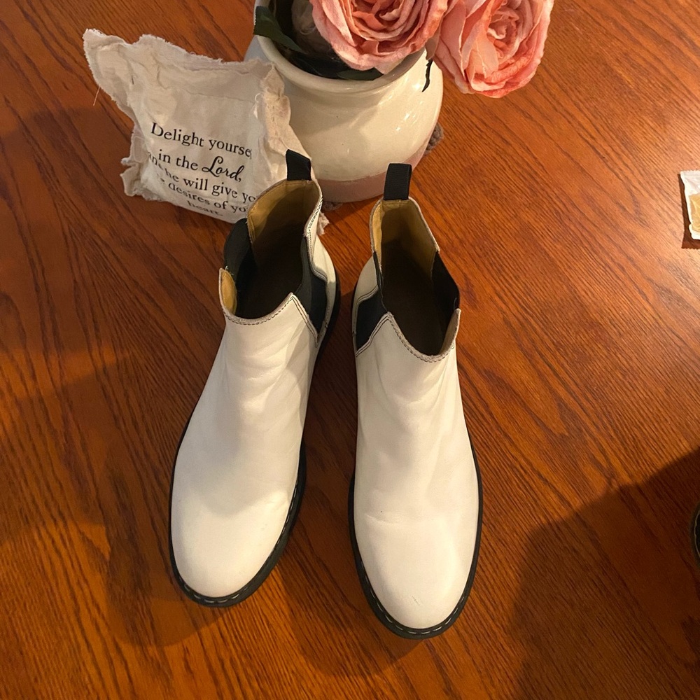 Marc Fisher PIRRO White Black Rugged Sole Short Pull On Boots 8.5 worn once!
